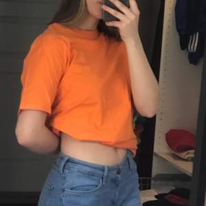 Orange t-shirt, den är storlek M i herr storlek så passar perfekt om man vill ha den oversized. I dam storlek passar den XS-L🧡