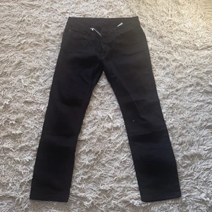 lågmidjade jeans - snygga svarta lågmidjade jeans. Skulle säga passar folk runt 160-170cm. För korta för mig som är 176. Säljer för 180kr och köparen står för frakt.
