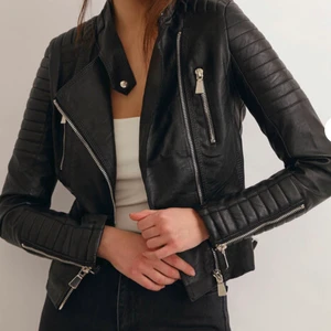 skinnjacka från chiquelle - jätte fin skinnjacka från chiquelle, storlek 36, nästa aldrig använd, säljer på grund av att den inte kommer till användning. sitter perfekt och går att spänna in i midjan (se bild) köpt för 699kr. BUDA!