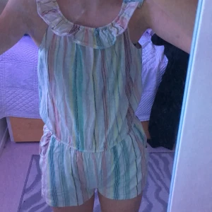 Färgglad dress från Kappahl. Stl. 146 - Färgglad dress. Denna dress har volanger uppe vid bröstet och runt.