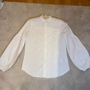Superfin Vit Ralph lauren blus/skjorta med fina ärmdetaljer i strl XS som även passar en liten/normal S. Inköpt i Usa på Ralph lauren store.