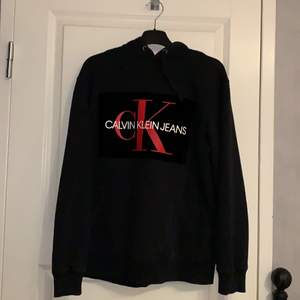 Calvin Klein svart hoodie, riktigt bra skick 9/10, Inga hål eller fläck, öppen för budgivning 