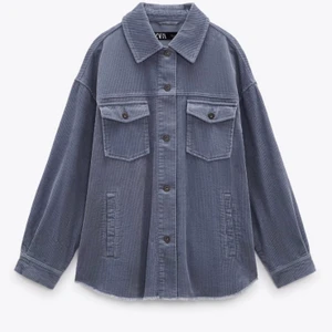 Manchesterjacka - Finaste vårjackan ifrån zara. Köpt under våren 2020 men knappt använd. Väldigt fint skick. Fler bilder finns vid intresse. Priset är exk frakt.