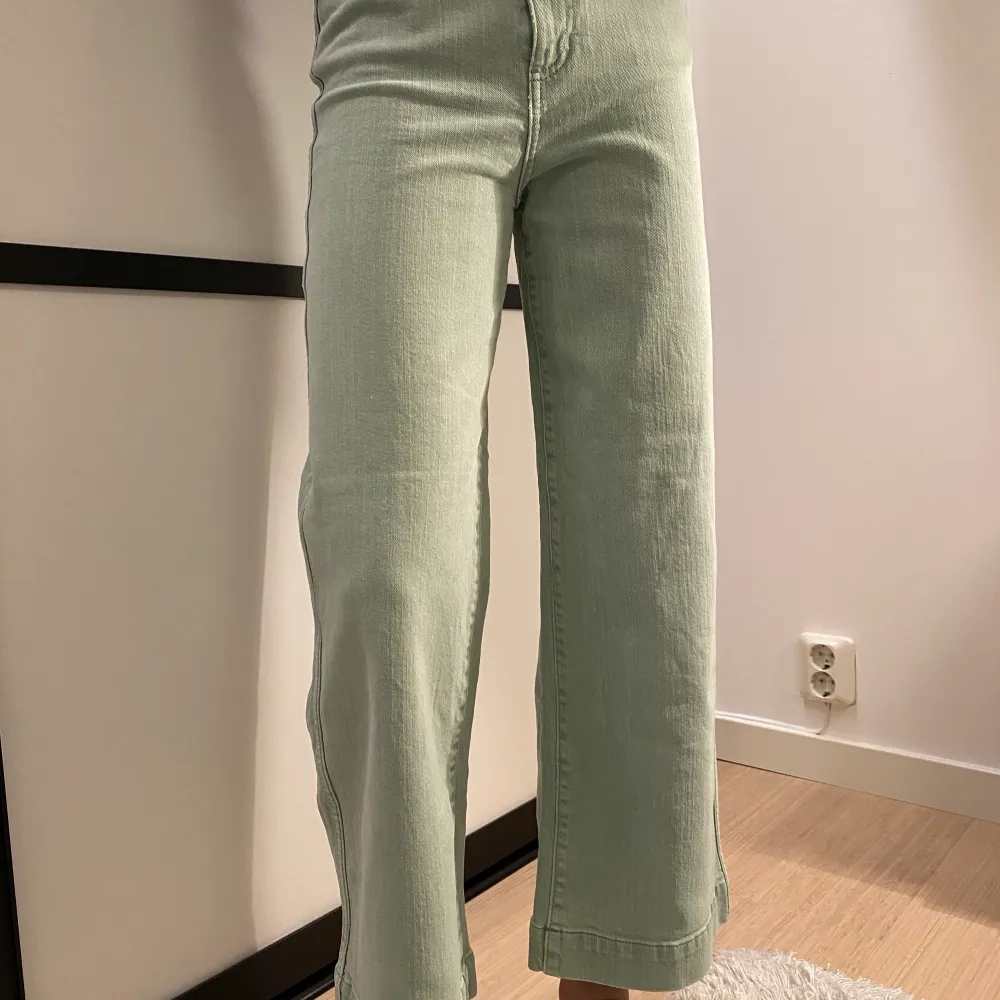 Säljer ett par mintgröna jeans från weekday i modellen ”veer”, storlek 25. Svag blekt fläck på baksidan av ena benet, se andra bilden💚. Jeans & Byxor.