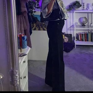 Svarta Raka jeans modell Yoko - Svarta raka jeans från Monki i modellen Yoko, storlek 24. Supersköna raka jeans som sitter skitsnyggt. Köptes för 400 & säljer för jag har så många liknande. (Säljer även likadana i färgen mid blue)