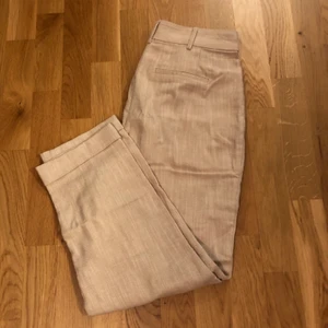 Beiga byxor från NA-KD - Beiga byxor från Na-kd. Storlek 40.