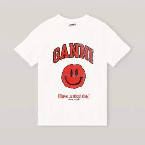Säljer denna mycket eftertraktade T-Shirt ifrån Ganni, använd Max 2 ggr!. I storlek S, men passar både XS - M