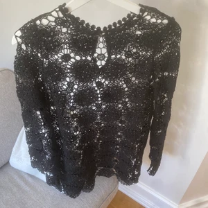 Spetsig strandklänning  - Svart spetsklånnikg från bikbok i storlek S. Perfekt till stranden. Lite vid i Armarna