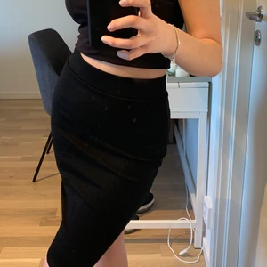 Svart kjol med slits - Använd ett fåtal gånger, alltså som ny! Storlek Xs-S. Super fin passform