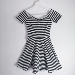 Klänning - Randig off shoulder-klänning perfekt inför sommaren🌺 Så fin klänning som sitter perfekt på kroppen och ger en vacker figur. Använd 1-2 gånger och i fint skick! 🥰                                                            OBS: ifall ni är flera som visar intresse sker budgivning!                                                                                                        Skriv om ni har några frågor eller önskar fler bilder📸 