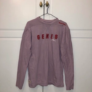 Evisu tröja  - Gammeldags rosa tröja från Evisu. Storlek S/M. Fint skick bortsett från ett litet hål (bild 3) men det går säkert att sy ihop lite snyggt! 