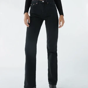 Jeans mid rise straight full - Säljer dessa svarta jeans från Zara i super fint skick. Gillar dom jätte mycket men de har blivit försmå. Använda 2 gånger. Ny pris 360kr  Dem är helt slutsålda på hemsidan. Köpare står för frakt. 