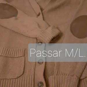 M/L. Brun-stickad-tröja, * Zaraknit. - Den här tröjan; den har gjort sitt och var väldigt praktisk under mina gymnasieår '11-'14. Superskön eftersom att det är vävd och stickat. 