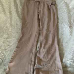 Sanne Alexandra - Beigea kostymbyxor från Sanne Alexandra. Låg midja och bootcut. 