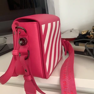 Off White Väska  - Super cool Off White Väska köpt från Nathalie Schuterman förra året, använd en gång så den är som ny! Både kort och långt band till. Buda från 3000:- 