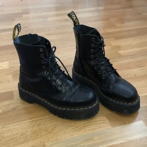 Dr martens  - Endast använda ett par gånger, köpta i höst. Storlek 40. Nypris 2300. Budgivning från 1100. Du betalar frakten. 