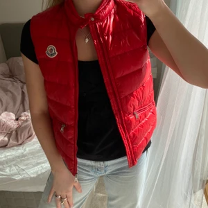 Moncler väst - Röd väst från moncler i superfint skick! Skulle säga att den passar som en xs (storlek 12 år) 