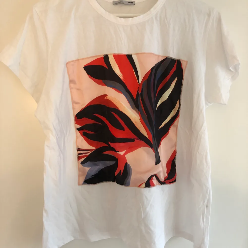 T-shirt från Zara i storlek L. Påsytt tryck på framsidan ✨. T-shirts.