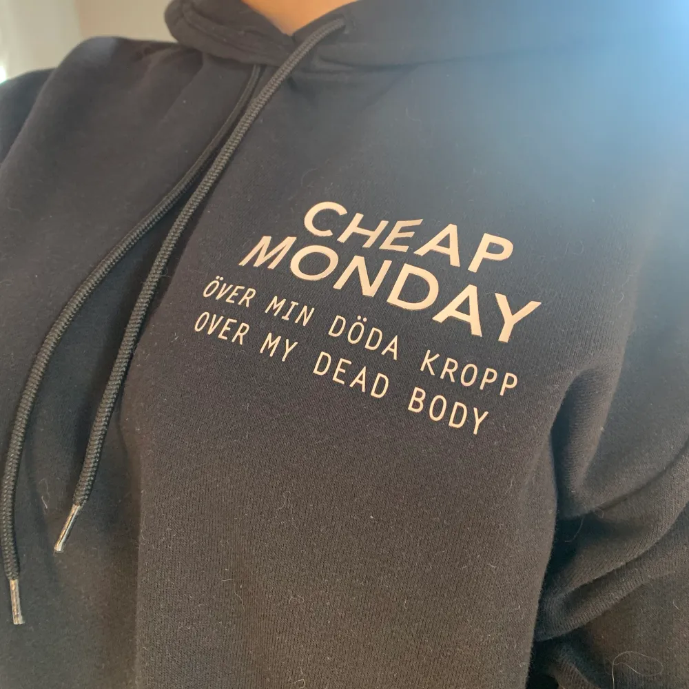 Svart hoodie från Cheap Monday! Cool text där det står ”över min döda kropp”💖 pris:120kr+frakt. Tröjor & Koftor.