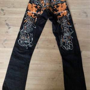 säljer de sjuukaste jeansen från wax jeans! tryck både fram och bak, dessa är så snygga men har tyvärr aldrig kommit till användning. Storlek 28 och passar mig som är 175, kan passa både längre och kortare! bud är bindande💞💞