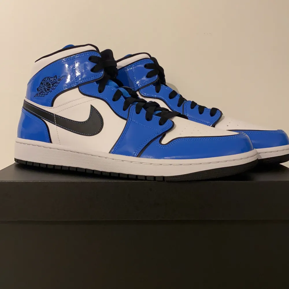 Säljer helt nya jordans 1 signal blue. 2 par i storlek 46 finns till salu, helt nya oanvända, kvitto finns. Bara att skicka meddelande om ni önskar fler bilder eller har frågor :) Pris kan diskuteras . Skor.