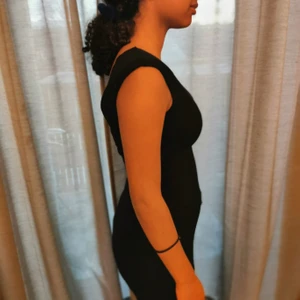 Kläning Svart  - Klänning I stretch material med vadderade axelband. 