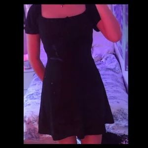 Svart klänning  - Jättesöt svart ”kinderwhore” esque milkmaid dress från asos. Den har varit använd två gånger och har sen dess inte kommit till någon användning vilket e varför jag säljer den. Mycket fint skick och inga synliga defekter!