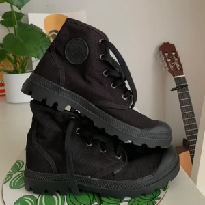 Palladium, storlek 39 - Mina fina Palladium som är använda få gånger har stått i garderoben alldeles för länge. Ny ägare sökes!!🥳