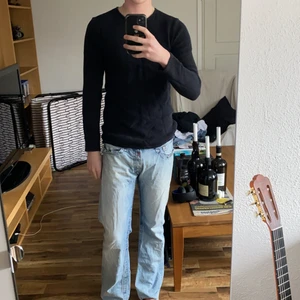 Svart tröja  - En svart tröja från minimum ny pris ca 700kr cond 6+/10 inga hål eller skador men börjar bli lite blek i färgen. Storleken är S men den är lite over size passar mig som är 190 dock lite tajt över axlarna. 