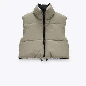 Vändbar väst - Helt ny väst. Den är vändbar så funkar både som beige och svart. Säljer då den va lite för stor för mig. Köparen står för frakt på 66kr. Hör av er vid frågor❤ Edit: budgivning då många är intresserade, Obs bud sker + frakt