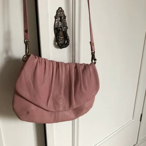 Rosa läderväska - Supersöt gammelrosa axelremsväska i äkta läder och superfint skick och vintagestil!💞 Märket är WERA Stockholm. Nästan helt oanvänd och så fin vårfärg. Köparen står för frakten🌟