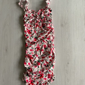 Klänning - Står storlek S men den funkar på mig som oftast är XS. Sitter som den sista bilden. Endast testad 