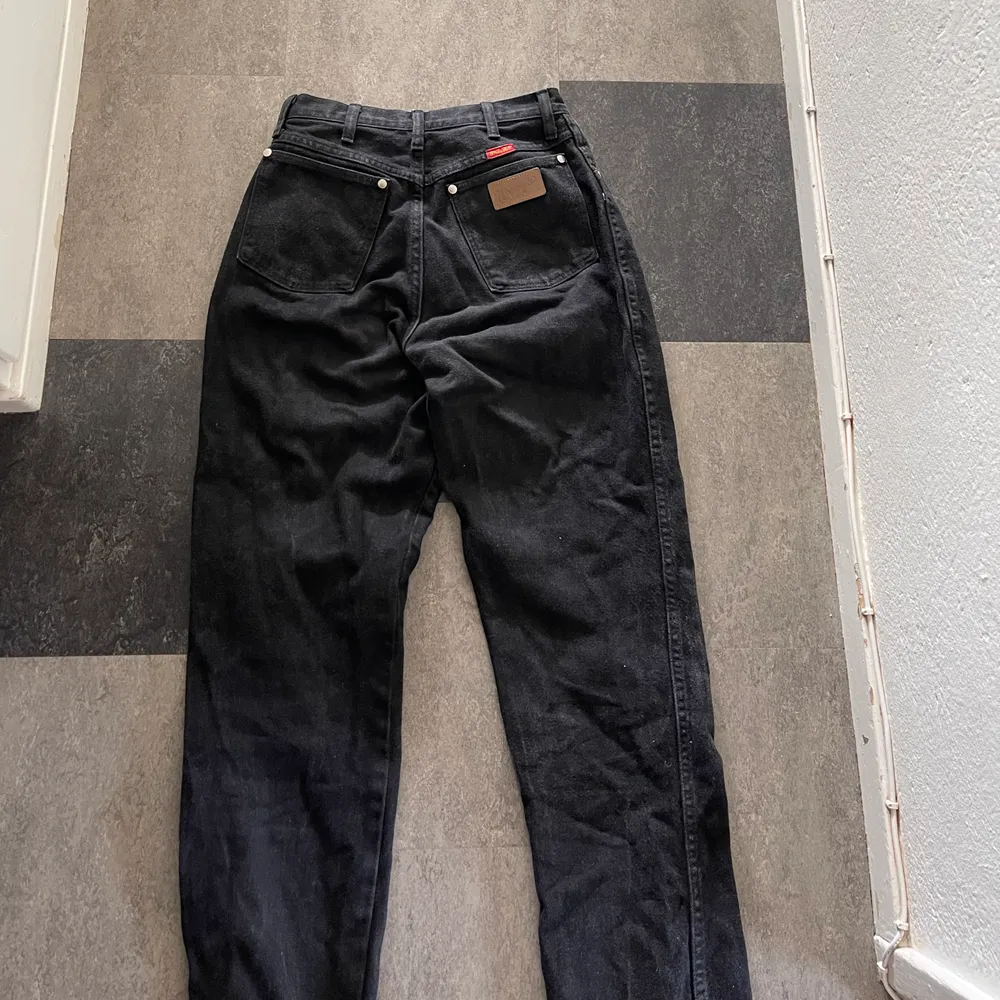 Jeans från wrangle köpta på second hand, storlek står inte tydligt på jeansen men jag är 175 och de är väldigt långa på mig, i waist brukar jag  ha 27/28 . Jeans & Byxor.