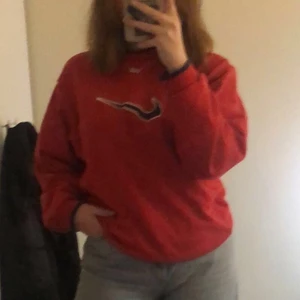 vintage nike sweatshirt❣️❣️ - Skitsnygg vintage nike sweatshirt! Jag har vanligtvis s/m i tröjor så den är lite oversized❣️ lite tjockare material vilket jag tycker om sjukt mycket!                                                               📌Köp direkt för 500+ frakt                                                     📌budgivning i kommentarerna, startbud: 250kr❣️
