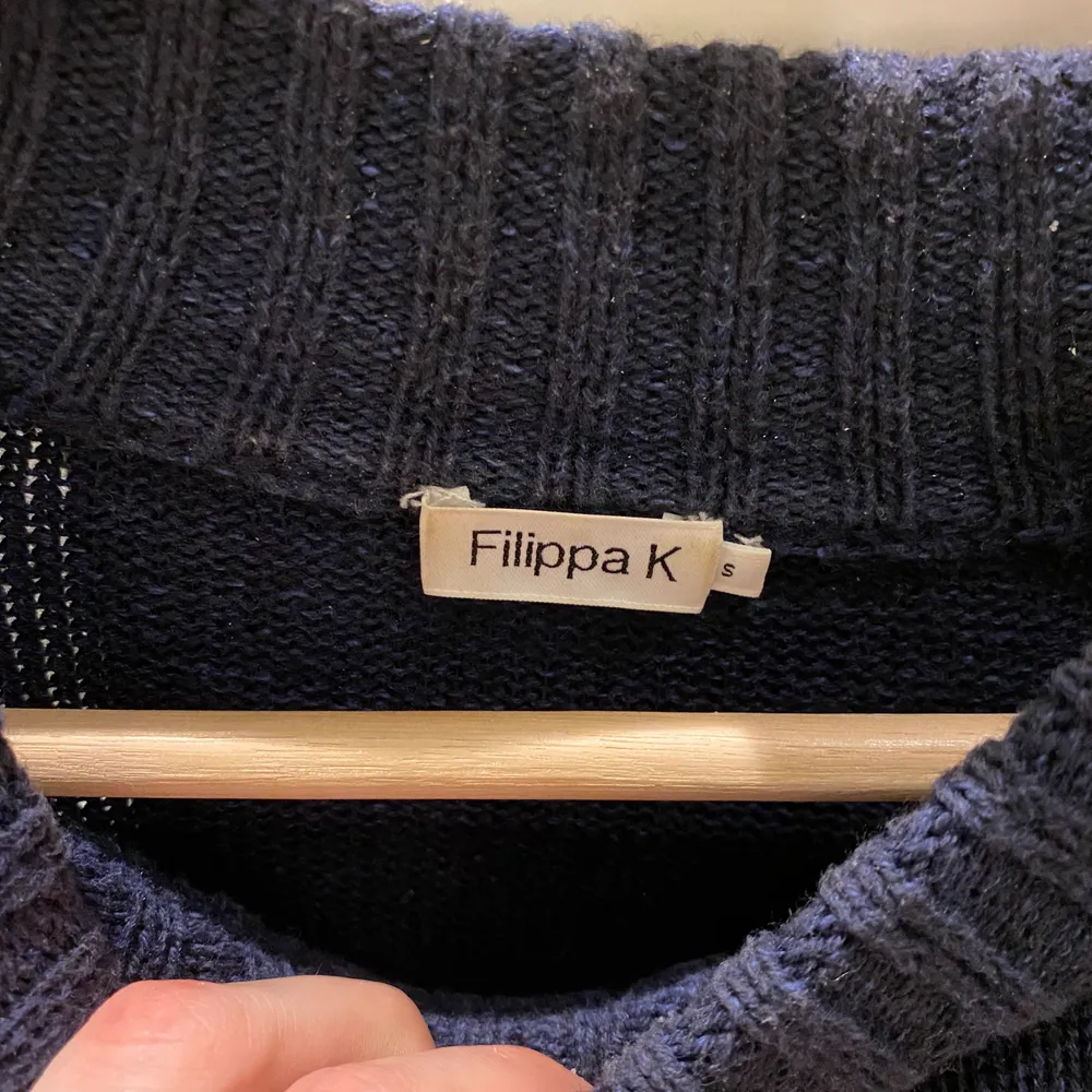 En skitsnygg stickad Flippa K tröja som säljs för 135kr. Tröjor & Koftor.