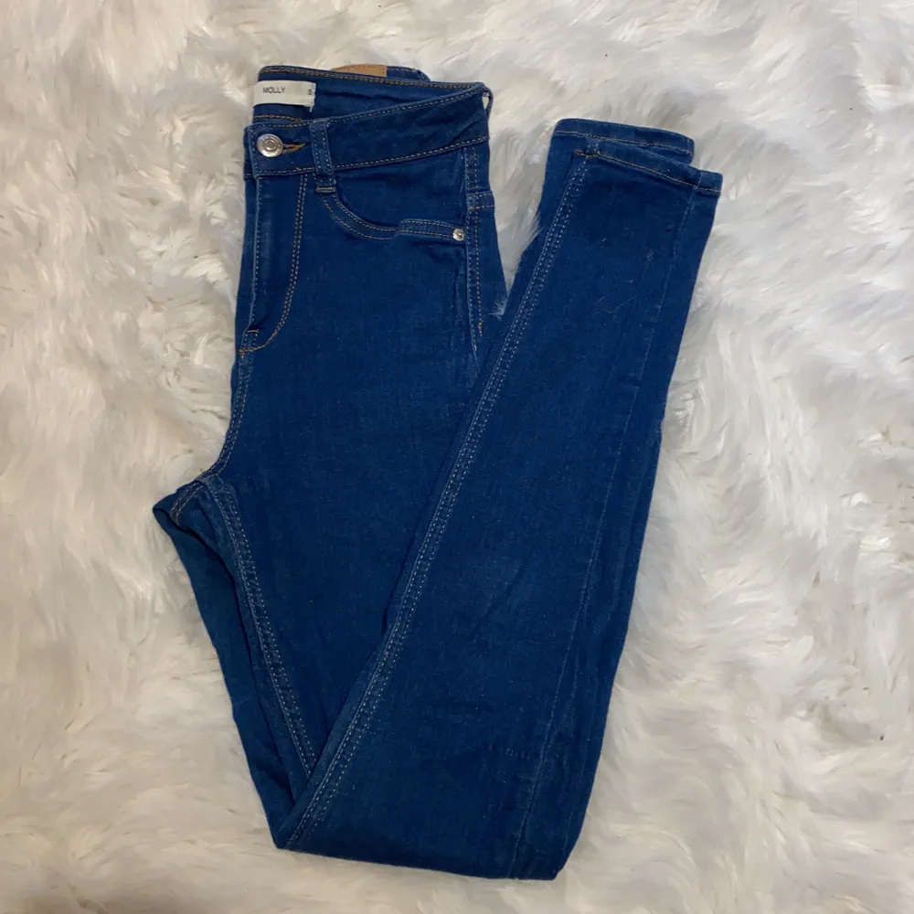 Molly jeans från Gina tricot i storlek S. Använd 1 gång. Köparen står för frakt.. Jeans & Byxor.