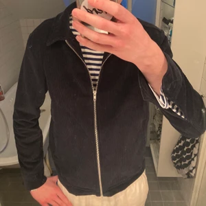 Manchesterjacka — perfekt till våren - En perfekt vårjacka, den har använts 3 gånger totalt och säljes på grund av att den är för liten. Skick: 10/10. Jag är 192 och den sitter kanske lite mindre än storleken. Beror på vad man gillar för passform. På mig är den lite tajt. Perfekt om man har S och gillar större passform eller pendlar mellan S och M. Orginalpris: ca 1200