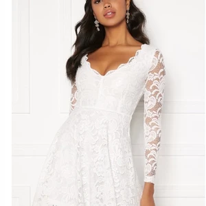 Studentklänning i S - Jättefin spetsklänning i S från Bubbleroom. Använd 1 gång. Originalpris 500kr. Köparen står för frakten🌸