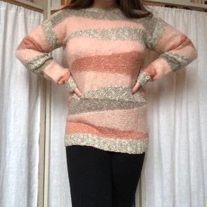 Handgjord stickad retrotröja - Handgjord stickad tröja från 80-talet och därför retro.🌷 Ganska lång och stickad i mohair (en fin typ av ull) varvat med bomull, så väldigt fin kvalitet. (Därav priset) Köparen står för frakten🌸