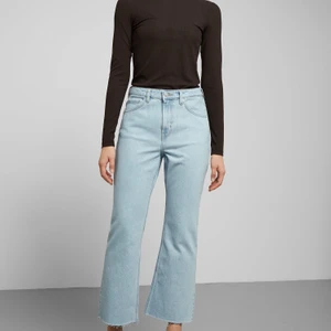 Weekday - Jeans från weekday i en mom/bootcut modell storlek 38 och lite för stora för mig som är 158 cm lång💕vill baa bli av med dom så kom med bud