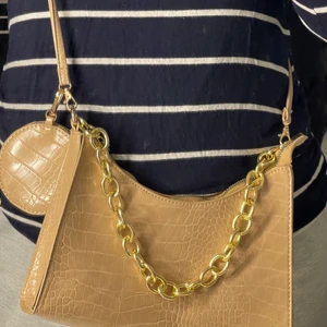 Axelremsväska  - Axelremsväska i krokodilmönster 