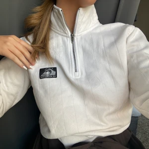 Tjock tröja - Säljer denna jättefina tjock tröjan köpt på asos och är från QUICKSILVER. Som ny då det ej finns skador, fläckar, hål eller något sådant. Köpt för 700kr, säljer för ett bra pris. Stl xs/s💗