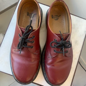 Dr.Martens ✨ - Säljer ett par låga docs. Svinsnygga men passar tyvärr inte längre pga större fötter. Välanvända men inte särskilt ingångna. Tycker att dem är i bra skick bortsett från att färgen har skafts bort lite framtill (se extra bild). Prutat och klart! Hämtas i Telefonplan eller skickas mot porto 