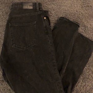 Mom jeans - Säljer ett par mom-jeans från monki för 150kr