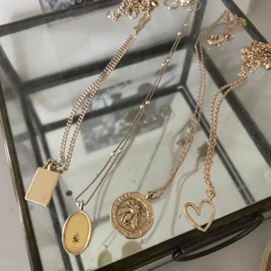Guldhalsband från other stories - Fyra super fina halsband från other stories! De är alla använda olika mycket men alla är i fint skick! Alla 4 för 150kr eller om man vill köpa styckpris!🥰🤩