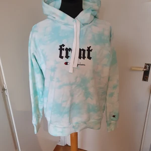 Tie dye hoodie - En tie dye hoodie från champion med slagord. Knappt använd