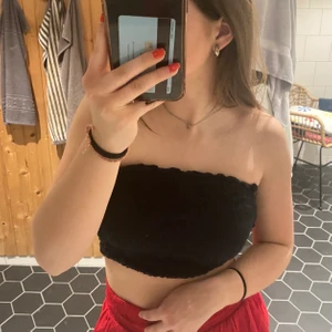 Bandeau topp - En jättefin svart bandeau topp, vet inte vart den är ifrån och storleken står ej heller! Skulle dock säga att den passar xs-m då den är stretchig💕