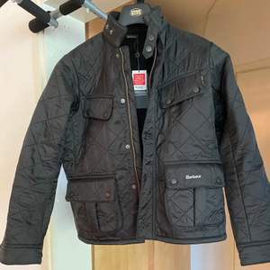 Barbour jacka junior XL. Passar dig som är ungefär 160 cm lång, XS dam, eller XXS herr. Aldrig använd bara testad. Fick den som present men den passade inte mig. 