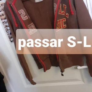 S-L,  Brun Hoodie/Tröja tryckt, *Russel Athlete. - Den här är verkligen sentimental. Den har bröstat mitt Liv på orten och den är en del av min livshistoria sedan jag var 9 år. Säljes, 20 SEK, 90% avdrag från inköpspriset: 199 SEK.