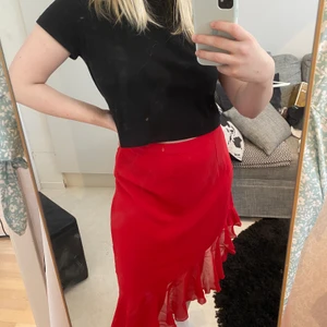 Röd kjol från NA-KD i uppskattad storlek 38/40 - Gullig volang kjol högmidjad från nakd i storlek 38/40. Aldrig använd då den var för liten❤️Säljer för 99kr eventuellt frakt